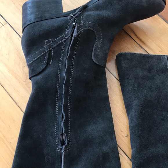 Beautiful gray suede knee high boots - Picture 2 of 10